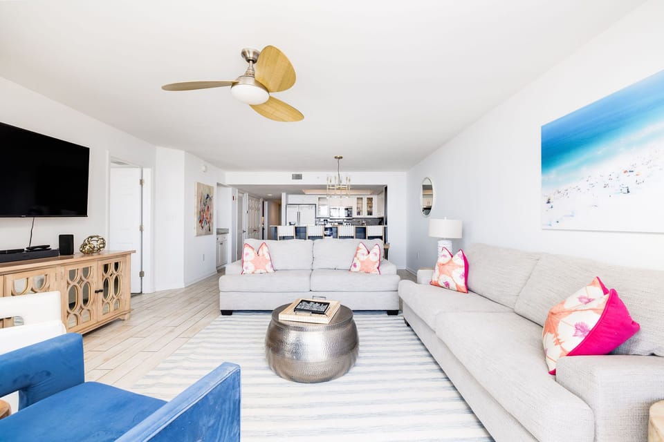 Open layout connecting the living room to the kitchen, ideal for entertaining