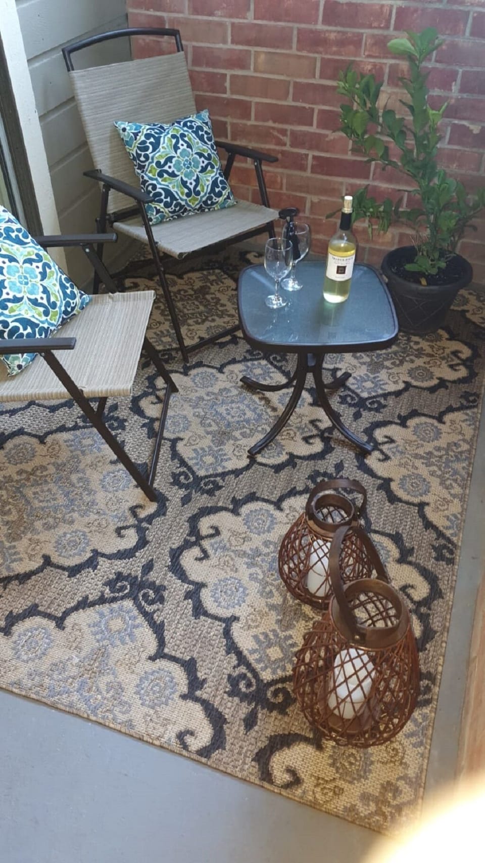 Private balcony to enjoy!!