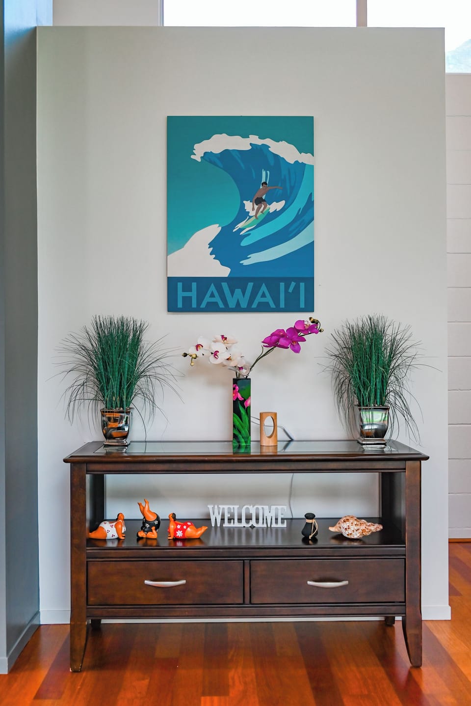 Entrance table with welcome sign and hawaiian decor. 