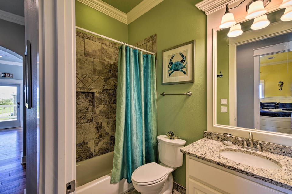 Full Bathroom 2 | Complimentary Toiletries