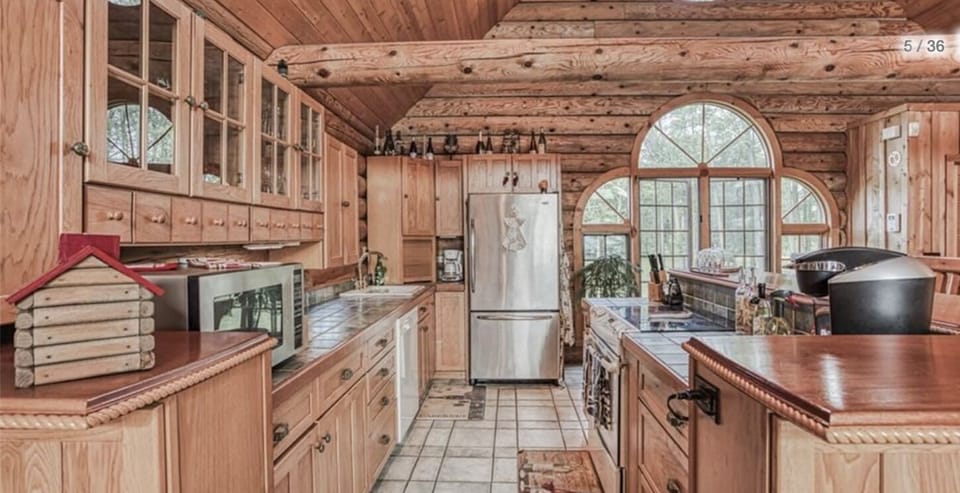 Kitchen with 3 bar stool 