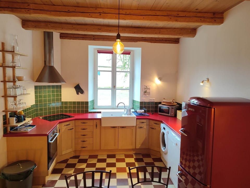 Large cuisine toute équipée avec vue sur le parc