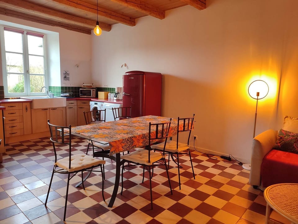 Table à manger en face du coin cuisine