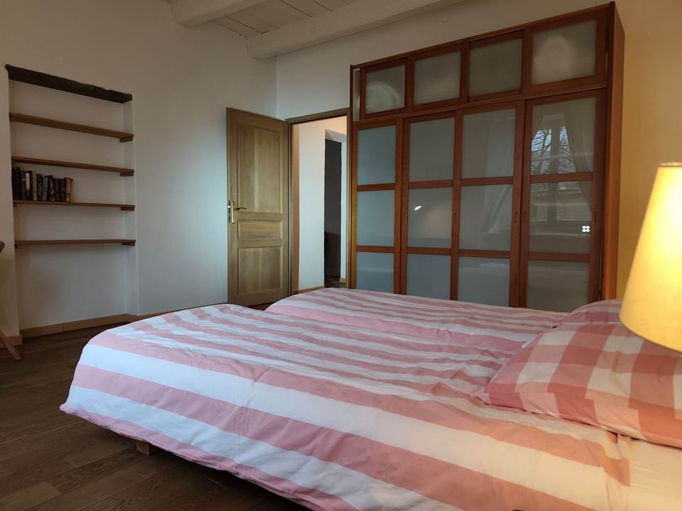 Deux lits simples pouvant former un lit double, large armoire et etagere