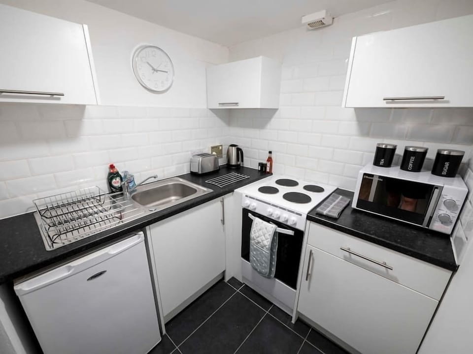 Fully equipped kitchen (1)