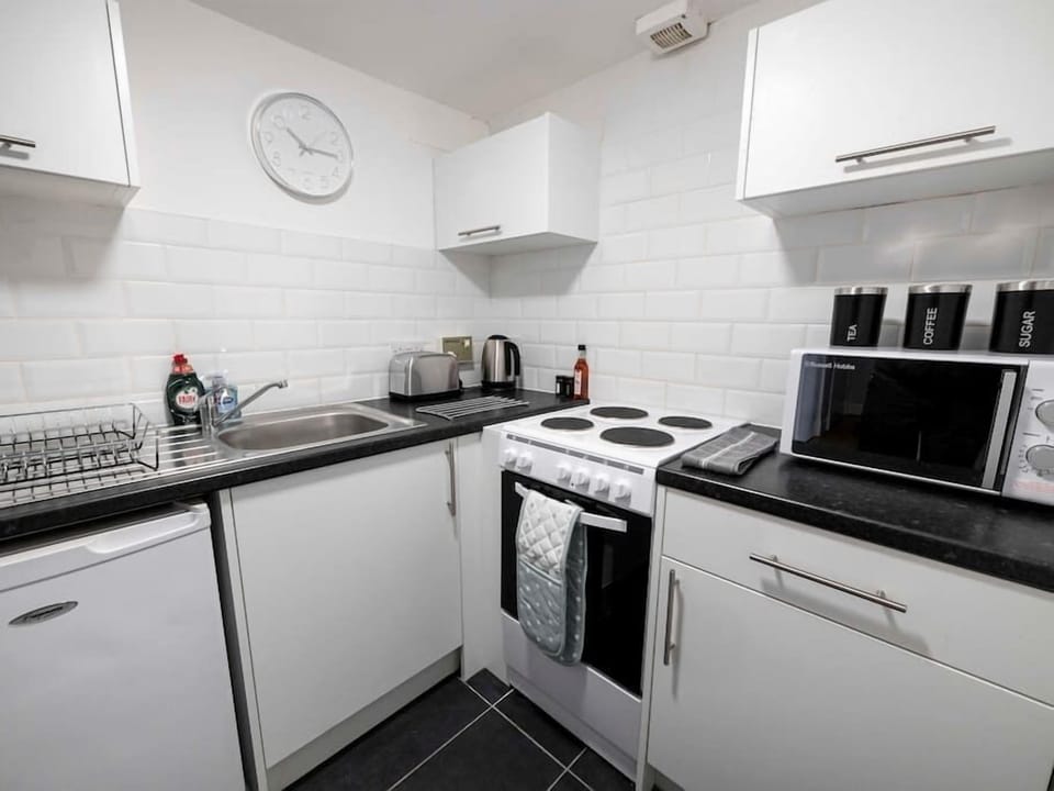 Fully equipped kitchen (2)