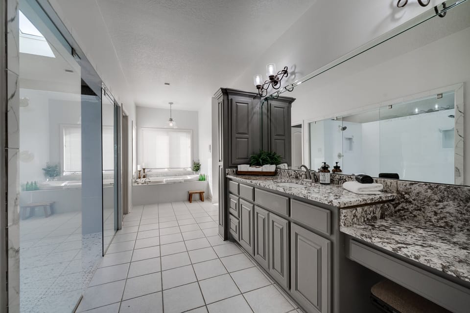 EN SUITE BATH FOR BEDROOM 4 | JETTED TUB | DOUBLE SHOWER
