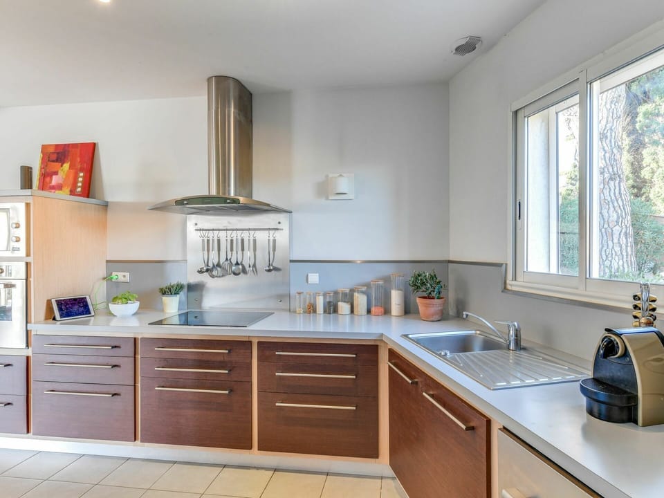 Cabinetry, Kitchen Sink, Countertop, Property, Sink, Window, Tap, Kitchen, Wood, Drawer
