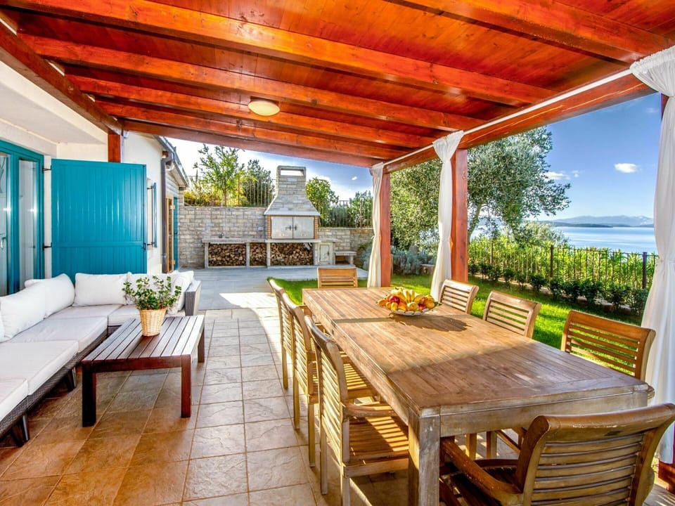 Table, Furniture, Property, Plant, Chair, Green, Couch, Wood, Flowerpot, Interior Design