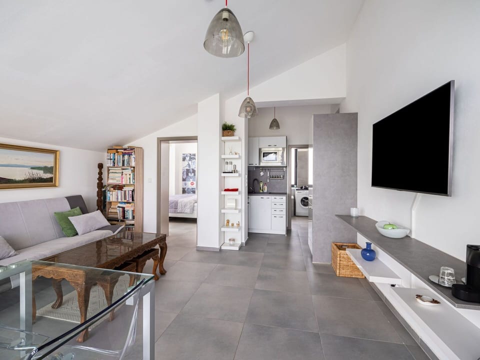 Couch, Property, Picture Frame, Furniture, Table, Building, Interior Design, Living Room, Television, Architecture