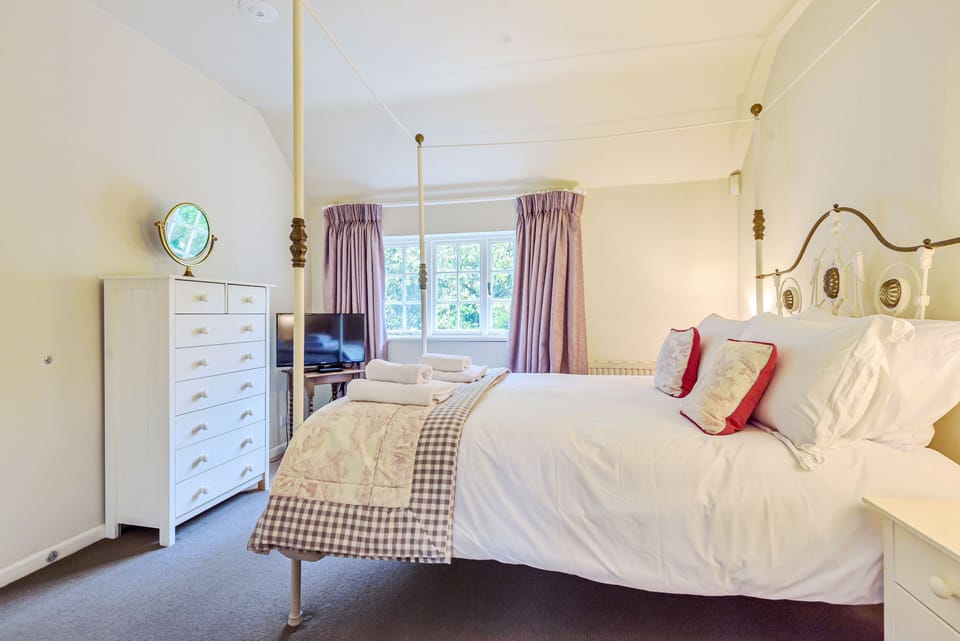 River Cottage, Athelhampton, Dorchester: Bedroom three with en-suite