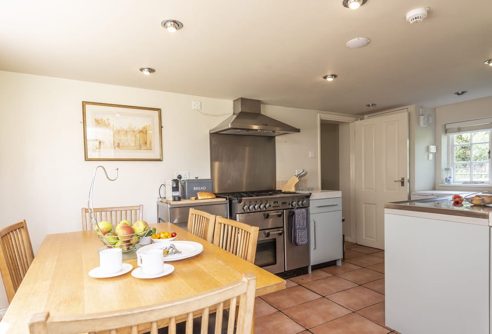 River Cottage, Athelhampton, Dorchester: Dining area and kitchen