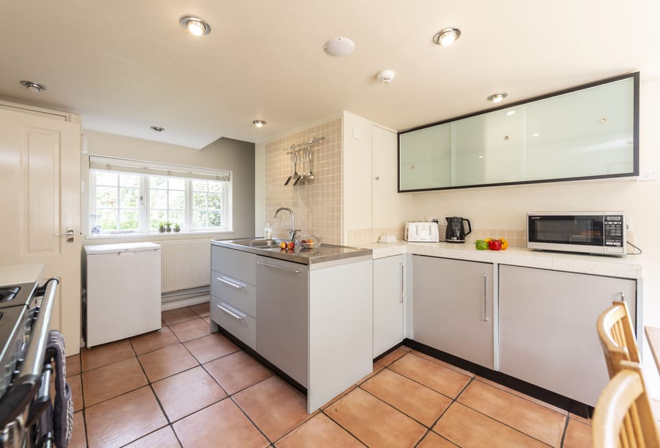 River Cottage, Athelhampton, Dorchester: Kitchen and dining area