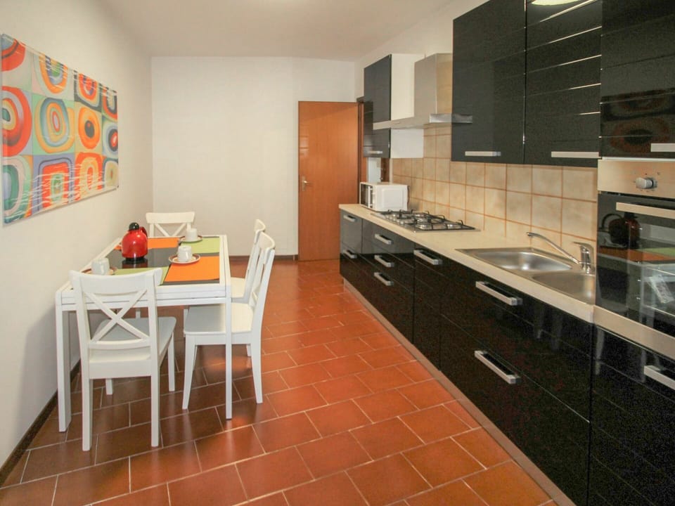 Countertop, Room, Property, Furniture, Kitchen, Floor, Interior Design, Cabinetry, Tile, Building