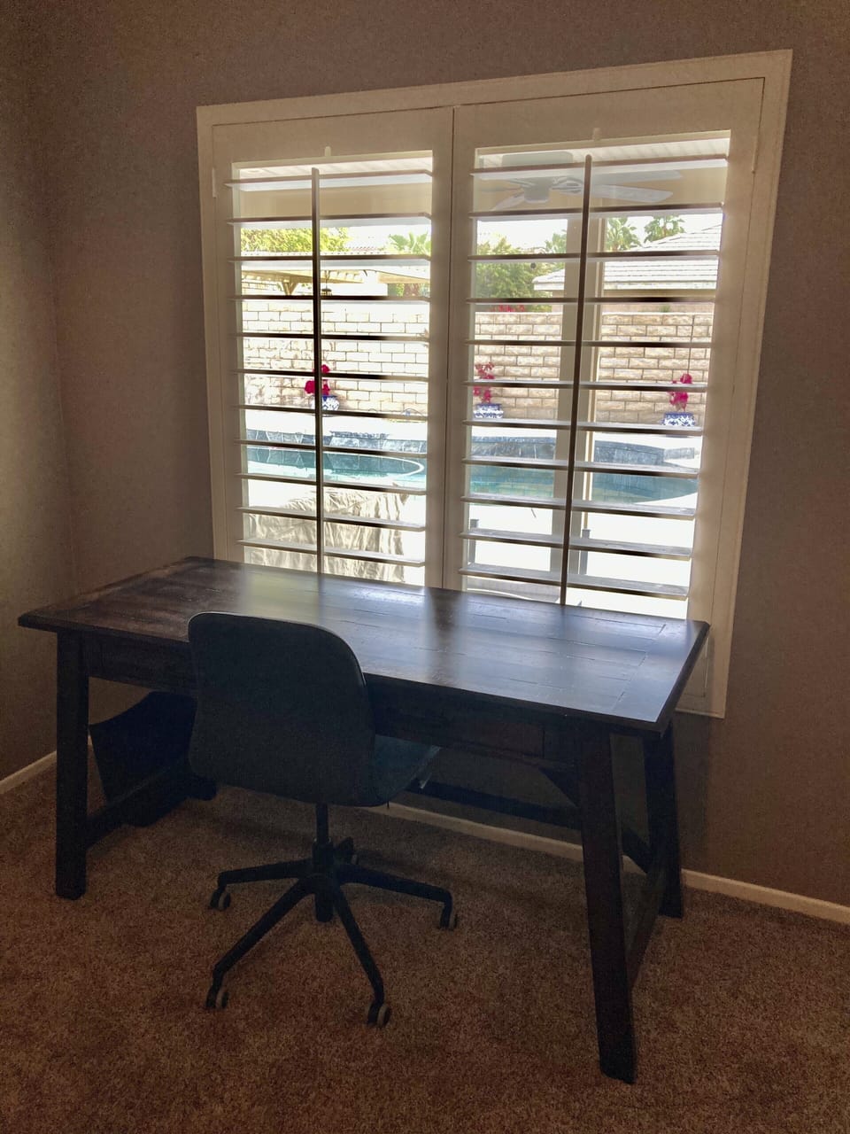 Executive Desk Overlooking Pool and Back Yard.  Cable and Fibre Hi Speed