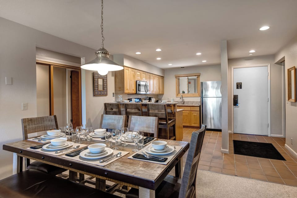 Snow Flower 28 has a dining area with seating for 6 guests.