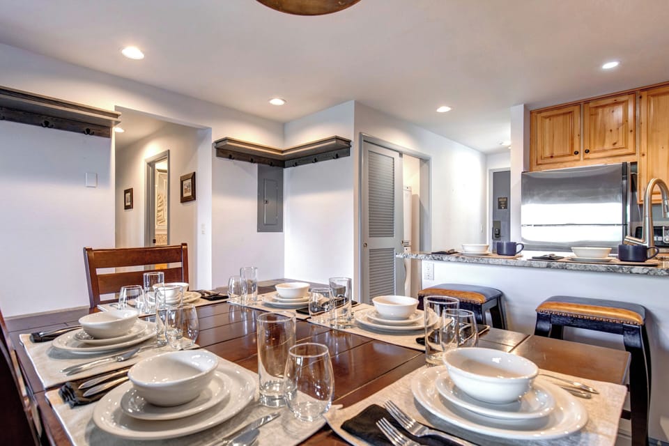 Snow Flower 30 offers an open concept dining room with seating for 6 guests.