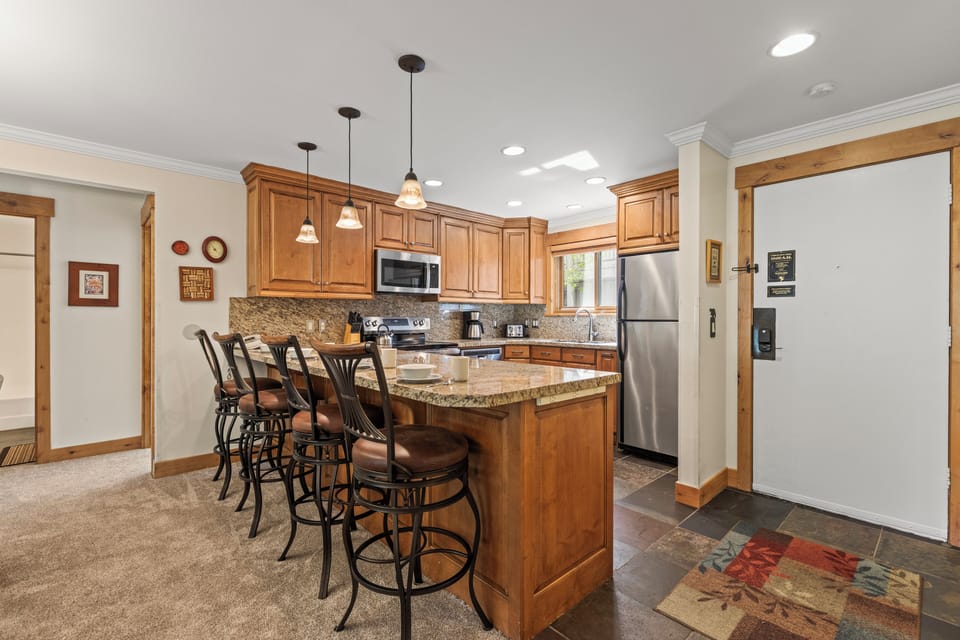 The breakfast bar offers seating for 4 guests.