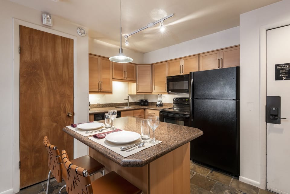 Breakfast bar with seating for 2