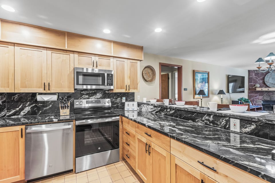 Snow Flower 007's kitchen has wood cabinets, granite countertops and stainless steel appliances.