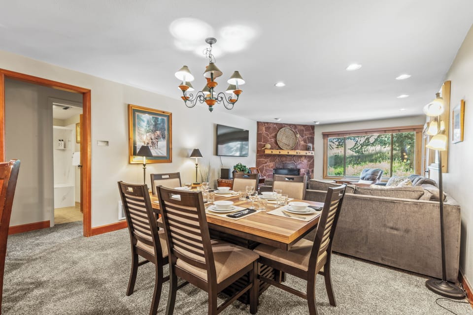 Snow Flower 007's dining table offers seating for 6 guests.