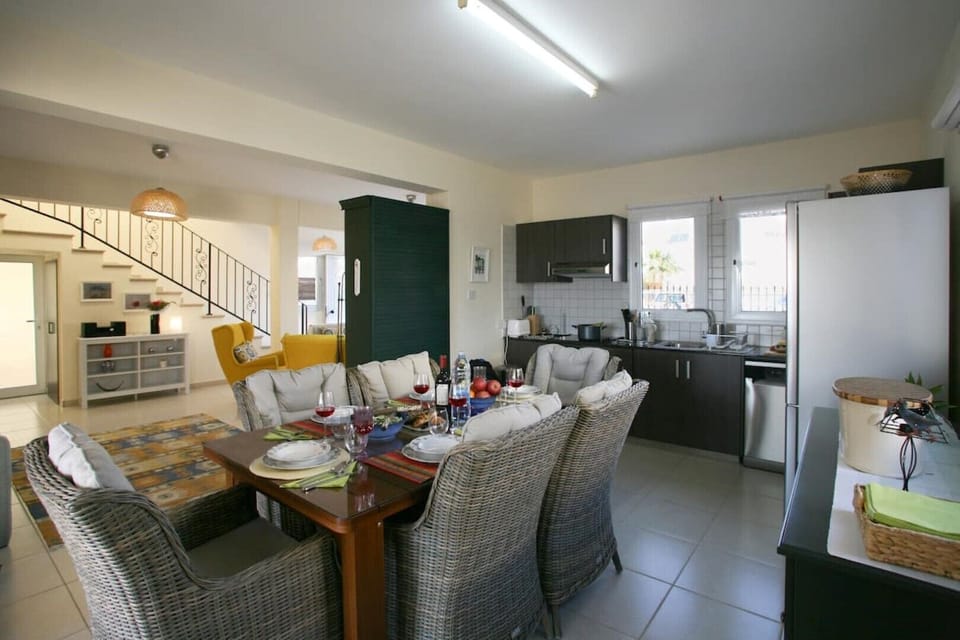 The kitchen dining table sitting 6, view to the sitting area