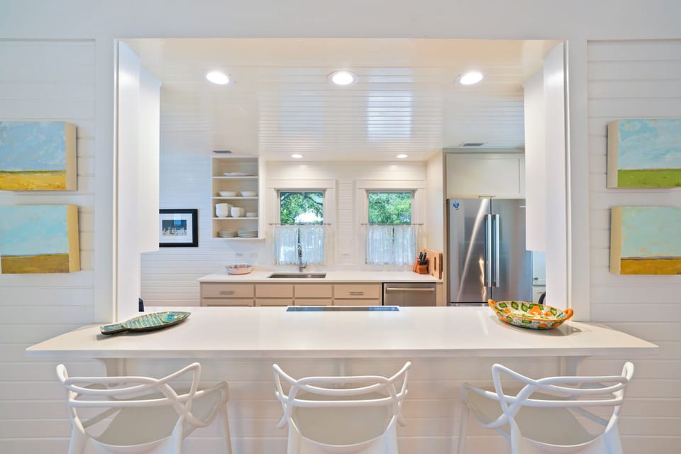 BEAUTIFUL RENOVATED KITCHEN WITH BARSTOOL SEATING