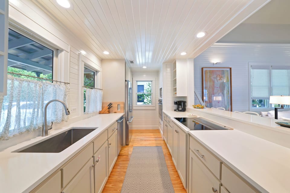KITCHEN WITH HIGH END BOSCH STAINLESS STEEL APPLIANCES