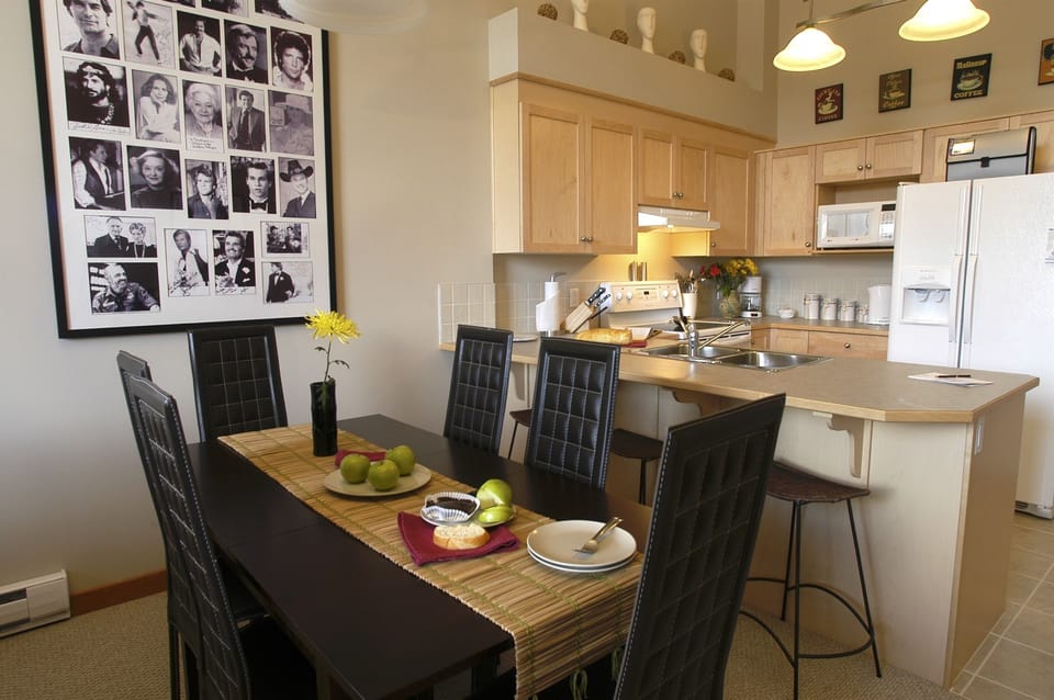 Dining area with breakfast bar