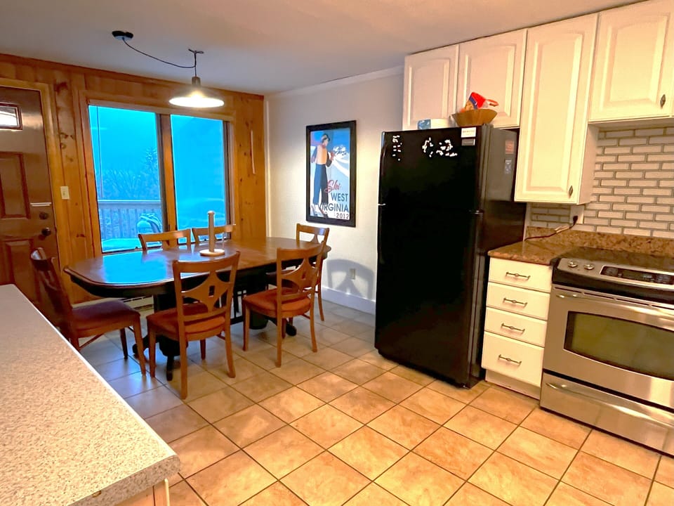 Elevation Vacation Rentals - Land's End 10 - Kitchen + Dining (3)