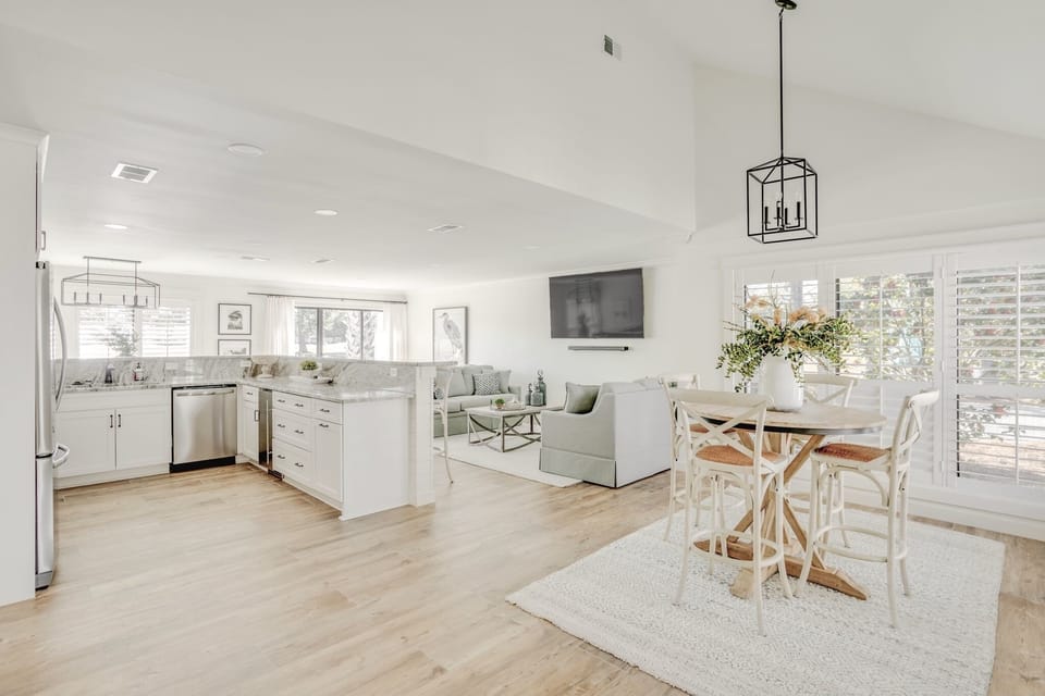 Open floor plan is great for entertaining!