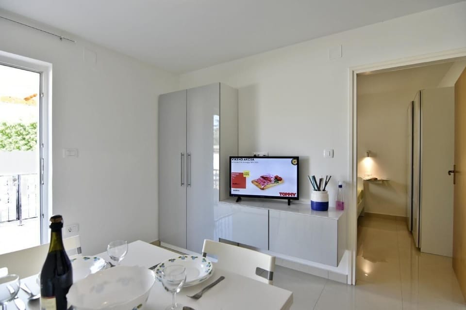 The wardrobe with flat-screen satellite TV at the entrance. Access to the bedroom