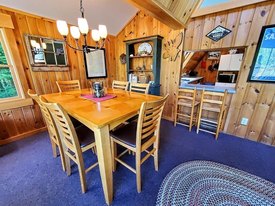 Dining area plenty of room for 6-8 guests 