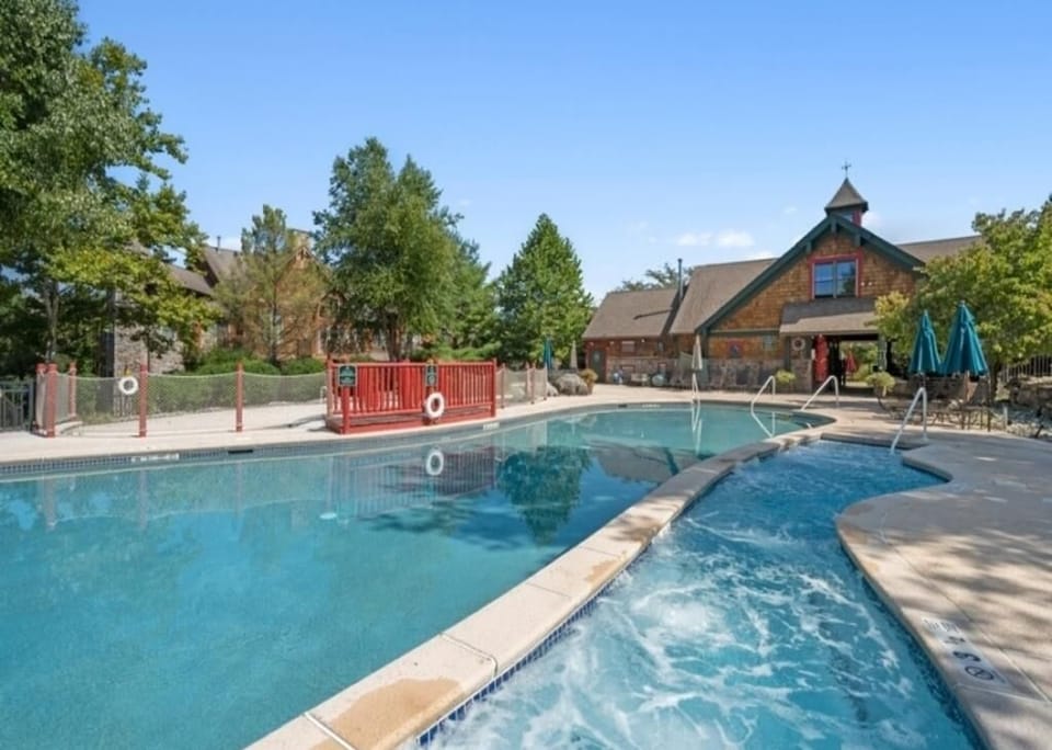 1 or 2 hot tubs (on the right side of this pix)