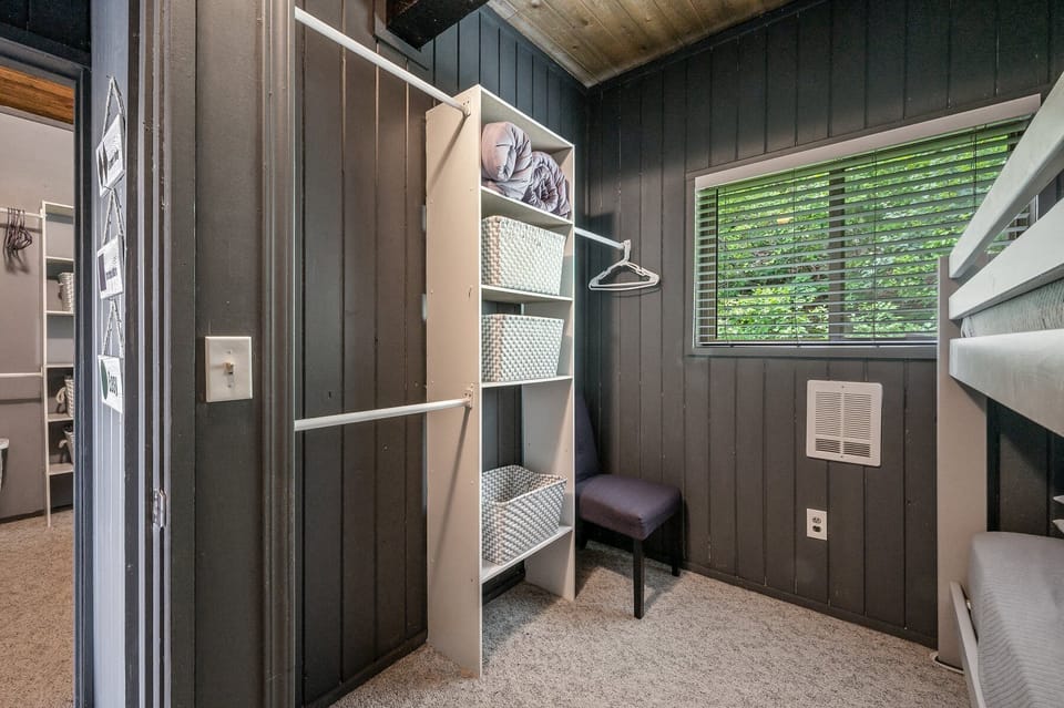 twin bunkbeds
small 9x10 room