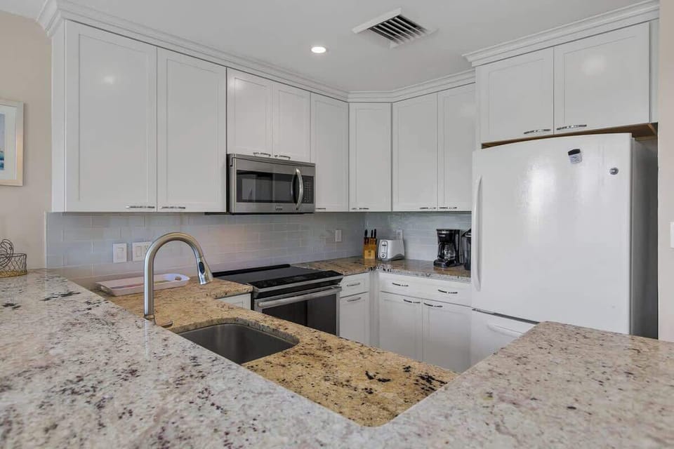 Kitchen and Breakfast Bar