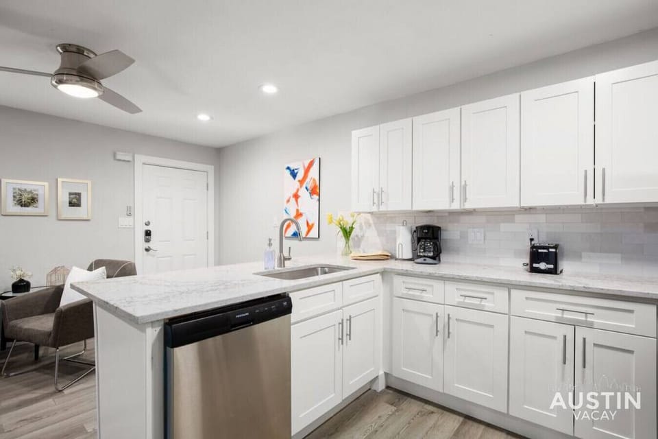 Fully stocked kitchen with dishwasher and washer & dryer