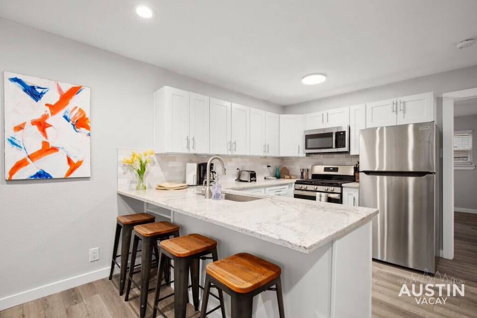 Fully stocked kitchen with dishwasher and washer & dryer