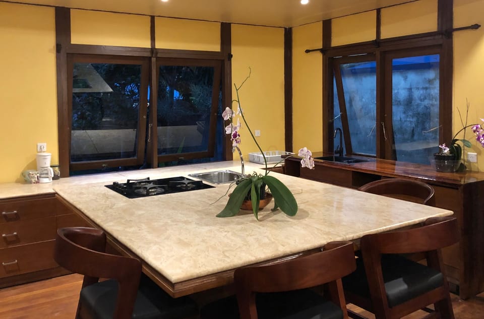 Kitchen island bar area