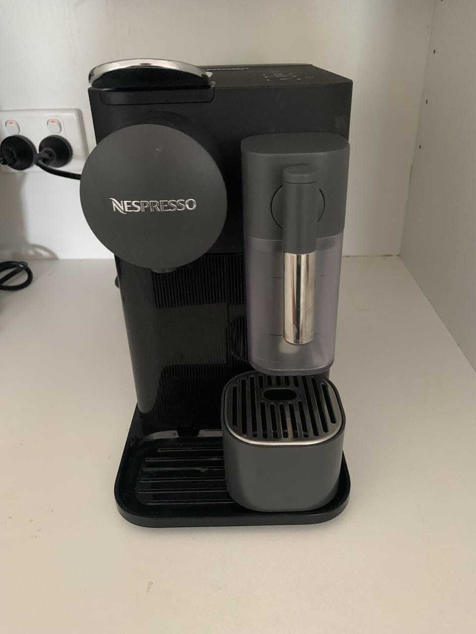 Coffee machine and pods supplied