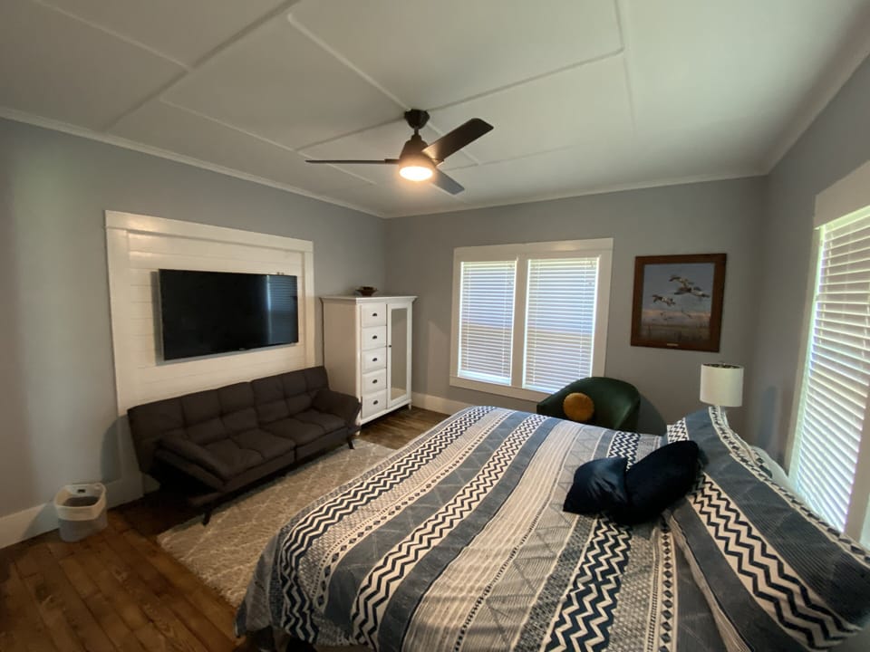 Downstairs bedroom with king size bed and futon
