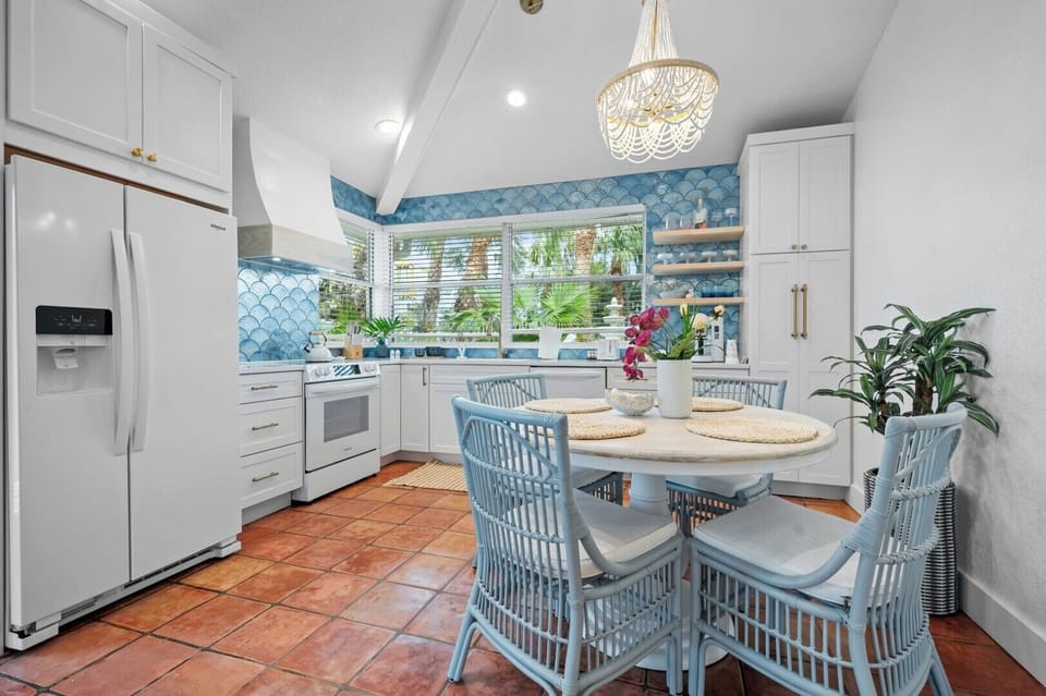 Stunning kitchen and dining area