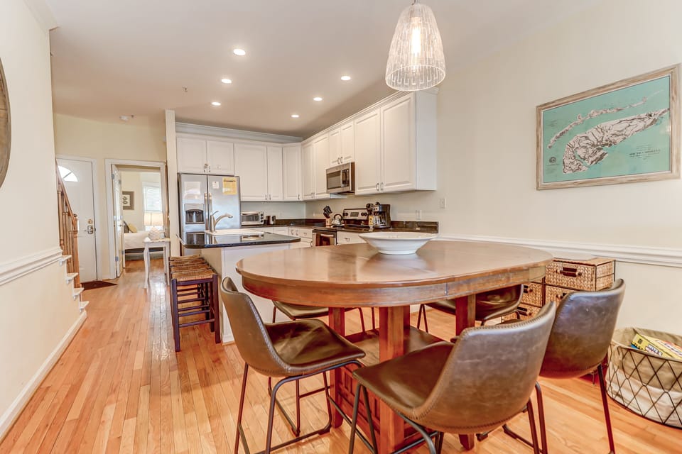 Open Floor Plan Dining Area & Kitchen