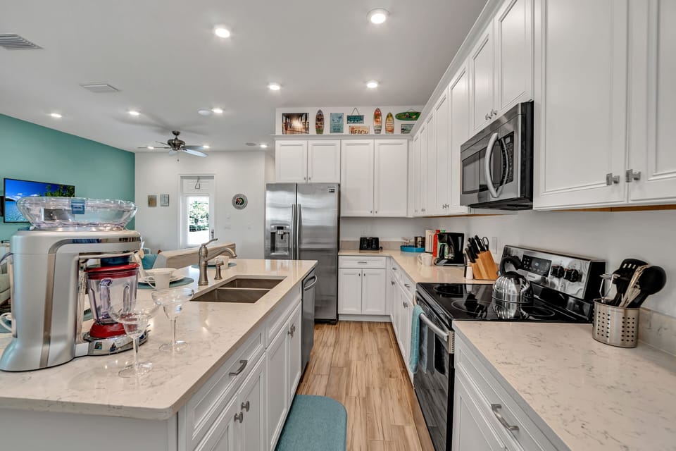 Modern kitchen of the cottage in Kissimmee Florida - Stainless steel appliances - Fully Equipped kitchen - Let your cooking adventures begin!