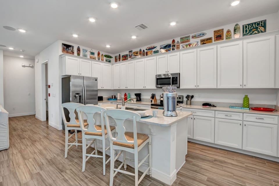Sleek kitchen of the cottage in Kissimmee Florida - Discover your culinary creativity - Step into fully equipped kitchen - Breakfast bar and high chairs