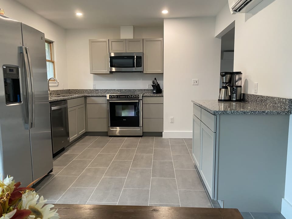 Brand new kitchen, granite & more!