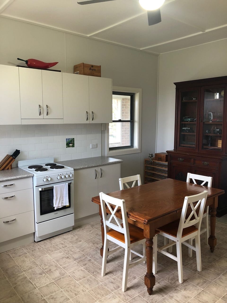 Kitchen & dining (with extendable dining table)