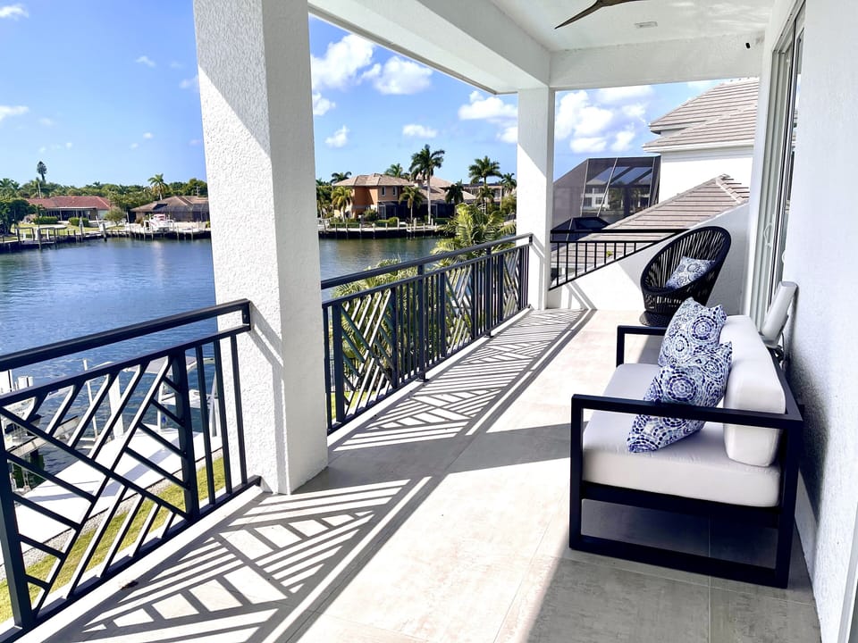 Upstairs balcony 