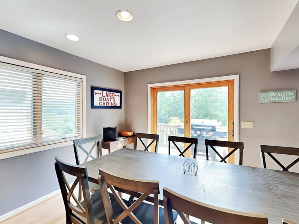 Dining Area - Deck Access, Seating for 10