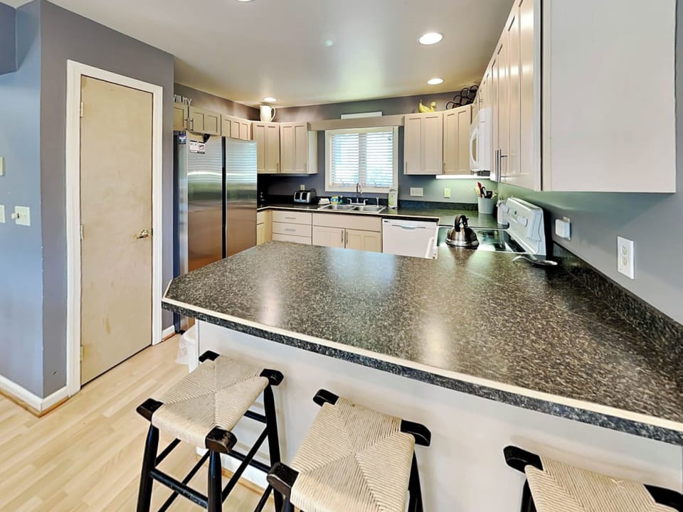 Full Kitchen - Breakfast Bar, Seating for 3
